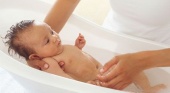 Как правильно купать новорожденного? IsMama до года