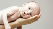 Как правильно брать младенца на руки? IsMama до года